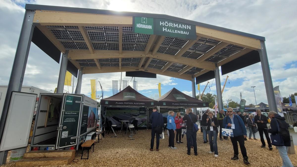 Auch neu auf der Nordbau: Der Allgäuer Hallenbauer Hörmann hat seit zwei Jahren eine Niederlassung bei Oldenburg (Olbg.). Niederlassungsleiter Thomas Sprock: "Wenn wir schon Dächer bauen, warum nicht gleich mit PV?" | Foto: bb