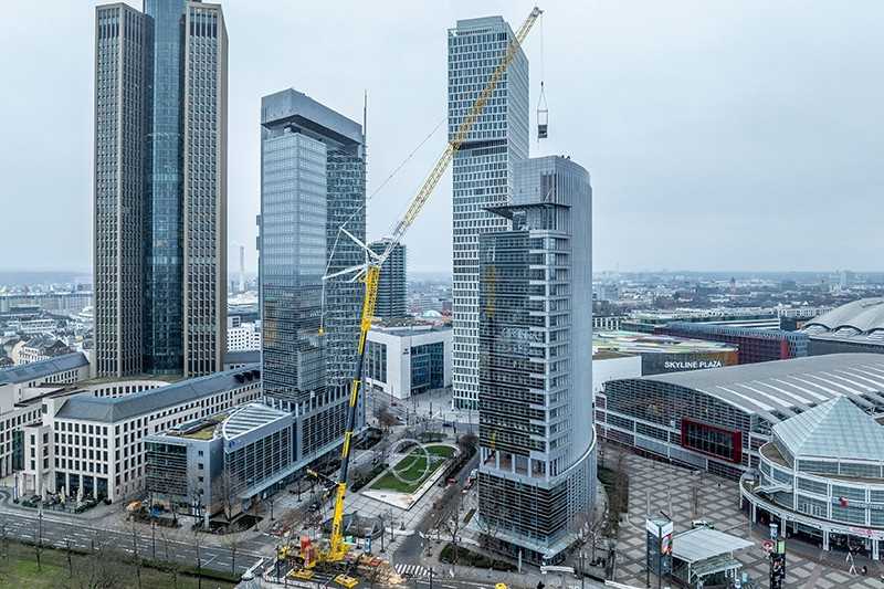 Wachstumssegment Krane: Ein Liebherr-Mobilkran LTM 1650-8.1, Tragkraft bis zu 700 Tonnen, tauscht Kälteanlagen eines Hochhauses in der Innenstadt von Frankfurt am Main. | Foto: Liebherr Wachstumssegment Krane: Ein Liebherr-Mobilkran LTM 1650-8.1, Tragkraft bis zu 700 Tonnen, tauscht Kälteanlagen eines Hochhauses in der Innenstadt von Frankfurt am Main. | Foto: Liebherr