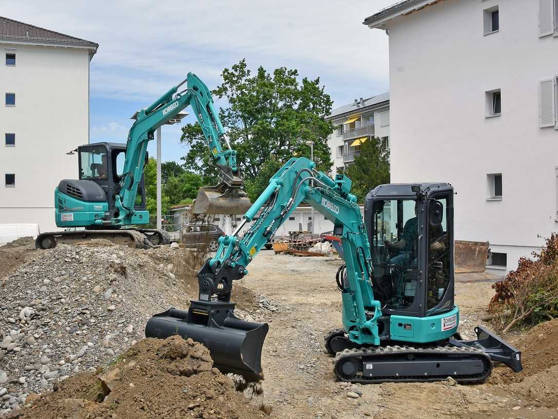 Kompaktbagger & Kurzheckbagger von Kobelco: Starke Leistung für enge GaLaBau-Baustellen