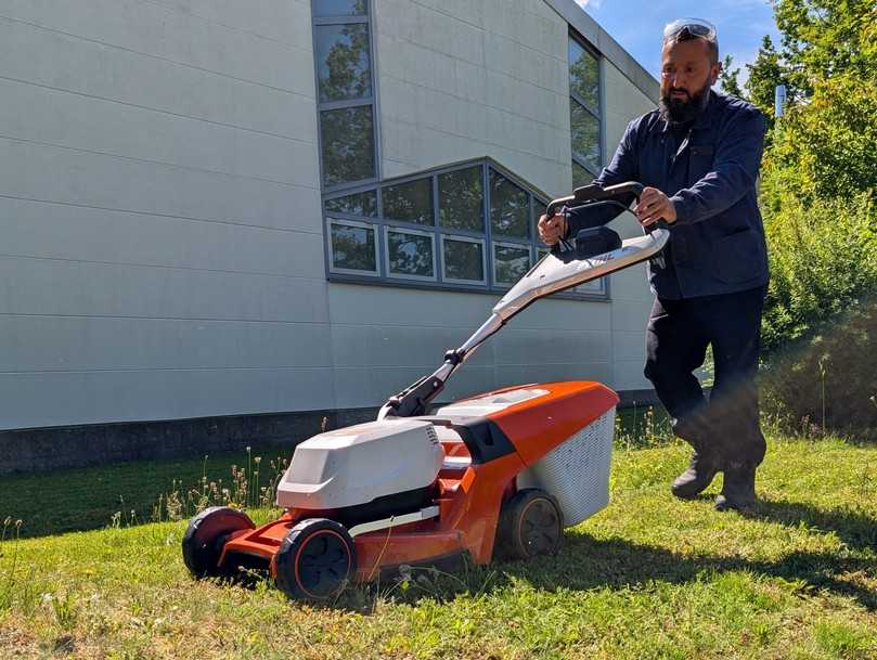 Auch den Rasenmäher RMA 448 PV findet Hasan Sahin topp: Die Allpro Akkus zeigen keine Schwäche nach stundenlanger Arbeit. | Foto: B_I MEDIEN/Saric Auch den Rasenmäher RMA 448 PV findet Hasan Sahin topp: Die Allpro Akkus zeigen keine Schwäche nach stundenlanger Arbeit. | Foto: B_I MEDIEN/Saric