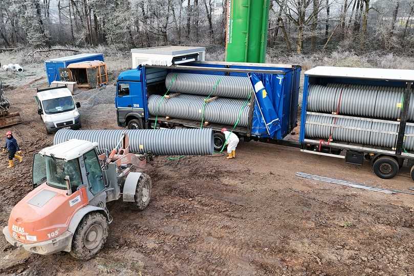 Aufgrund ihres vergleichsweise geringen Gewichts sind die außen profilierten, aber innen glatten DWCor 3000-Kanalrohre auf der Baustelle gut zu handhaben. In Homburg kamen sie in Dimensionen von DN/ID 800 und DN/ID 1000 zum Einsatz. | Foto: Funke Kunststoffe