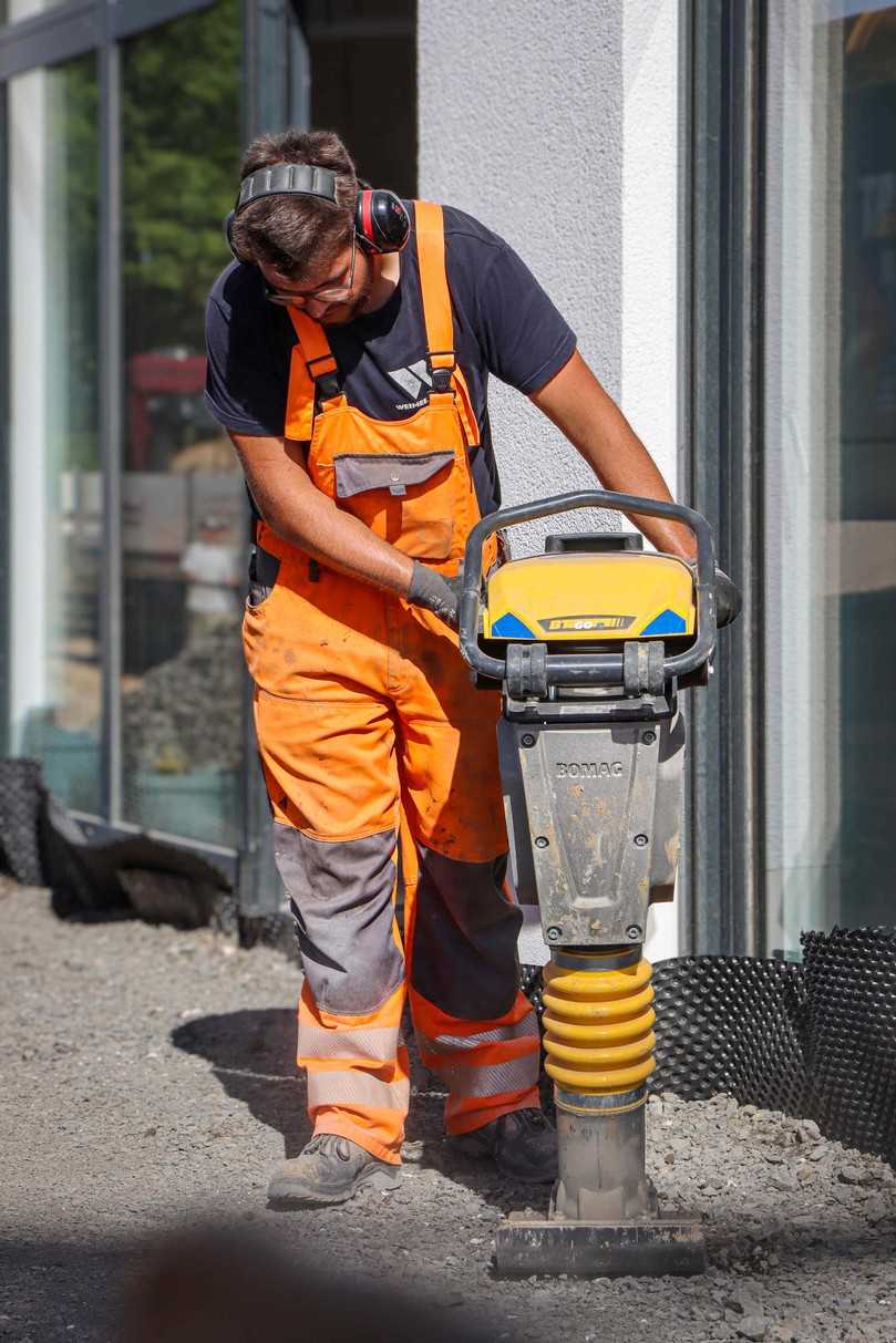 Gerade in Innenstädten wird Baulärm oft störend empfunden. Ein Akku-Stampfer wie der Bomag BT 60 e reduziert den Lärm. | Foto: Bomag Gerade in Innenstädten wird Baulärm oft störend empfunden. Ein Akku-Stampfer wie der Bomag BT 60 e reduziert den Lärm. | Foto: Bomag