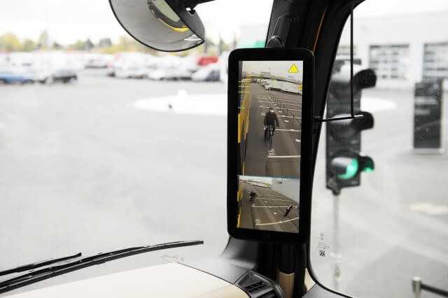 Der Abbiegeassistent von Mercedes kann schlimme Unfälle verhindern, indem er den Fahrer vor Fußgängern und Radfahrern im toten Winkel warnt.