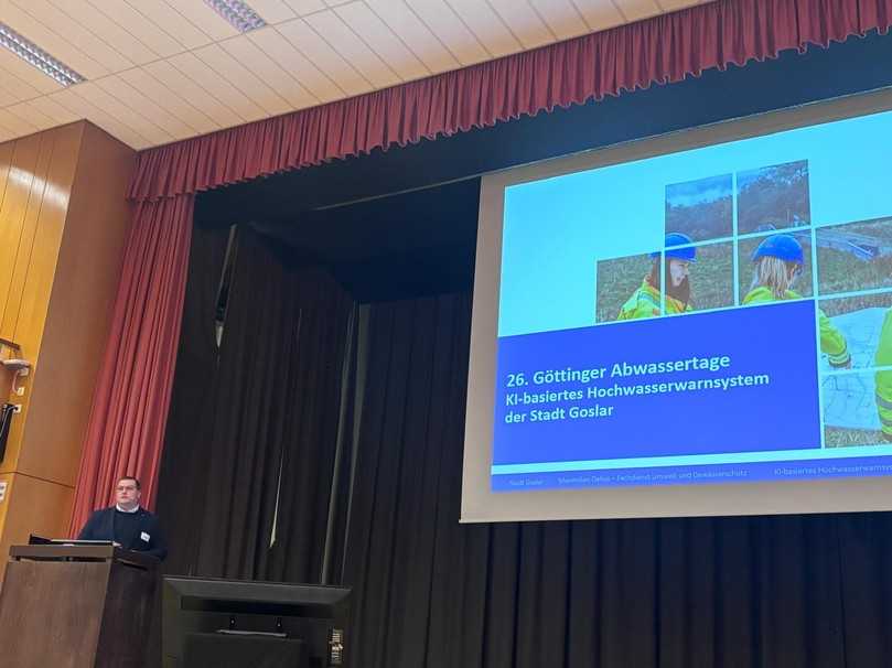 Maximilian Delius präsentiert das KI-basierte Hochwasserwarnsystem der Stadt Goslar. | Foto: B_I MEDIEN/MJ Maximilian Delius präsentiert das KI-basierte Hochwasserwarnsystem der Stadt Goslar. | Foto: B_I MEDIEN/MJ