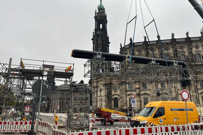 Mit einer Rohrbrücke wurde die befahrene Straße neben dem Theaterplatz überquert. Insgesamt sieben Wochen dauerten die Arbeiten, bis die provisorische Fernwärmeleitung pünktlich vor dem Winter fertiggestellt war. | Foto: Ludwig Pfeiffer Hoch- und Tiefbau