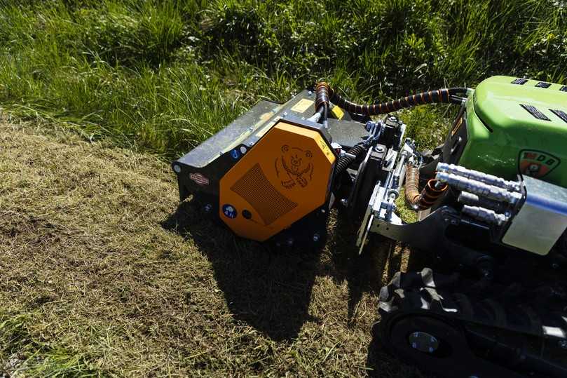 Für die Funkraupe gibt es außer dem standardmäßigen Mulchkopf noch weitere Anbaugeräte. | Foto: Vogt