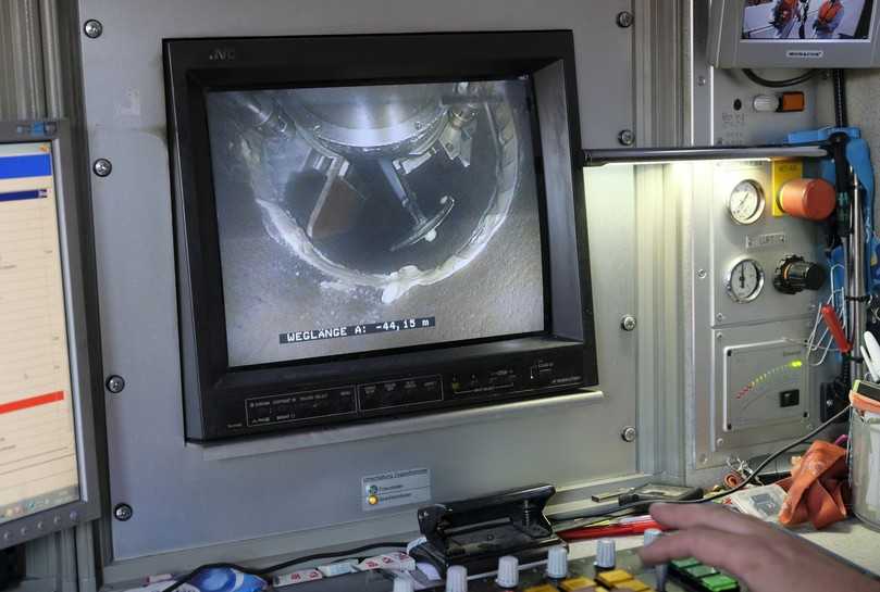 Spachtel- und Verpressverfahren, S10.1: Spachteln eines Querrisses | Foto: Güteschutz Kanalbau Spachtel- und Verpressverfahren, S10.1: Spachteln eines Querrisses | Foto: Güteschutz Kanalbau