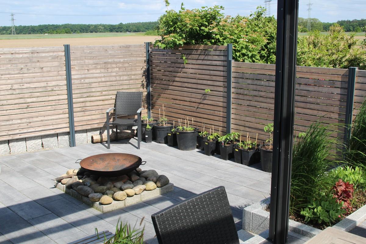 Der Zaun-Typ Rhombus bietet einen effektiven Sichtschutz und wirkt gleichzeitig transparent durch die waagerechten Lichtfugen. | Foto: Karsten Köber Der Zaun-Typ Rhombus bietet einen effektiven Sichtschutz und wirkt gleichzeitig transparent durch die waagerechten Lichtfugen. | Foto: Karsten Köber