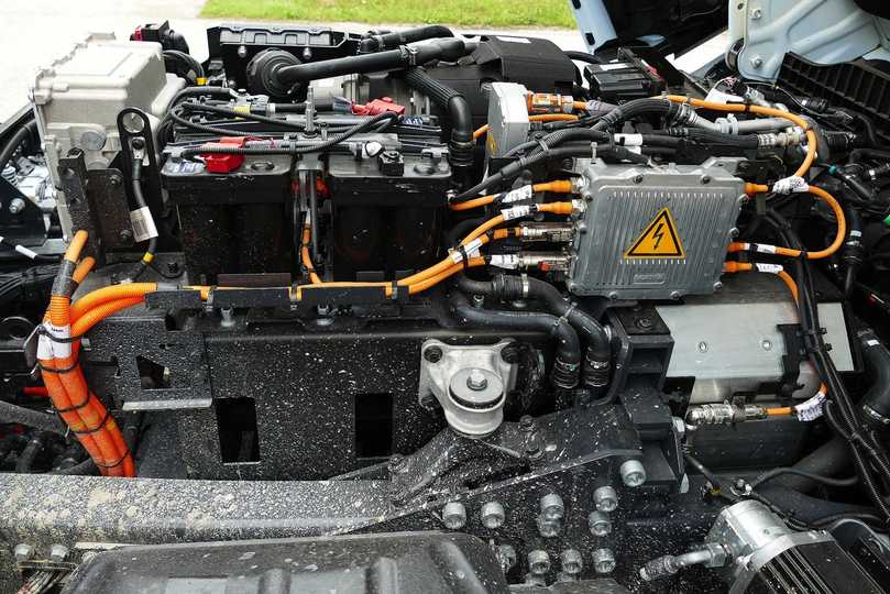 Der Platz am Chassis ist beim 6x4 knapp. Deshalb sitzen die 24-V-Batterien mitten in der Frontbox unterm Fahrerhaus. | Foto: rod / fh