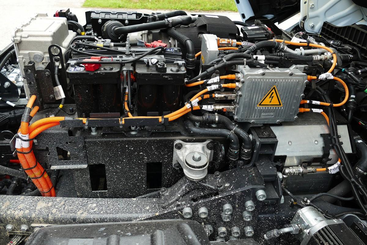 Der Platz am Chassis ist beim 6x4 knapp. Deshalb sitzen die 24-V-Batterien mitten in der Frontbox unterm Fahrerhaus. | Foto: rod / fh
