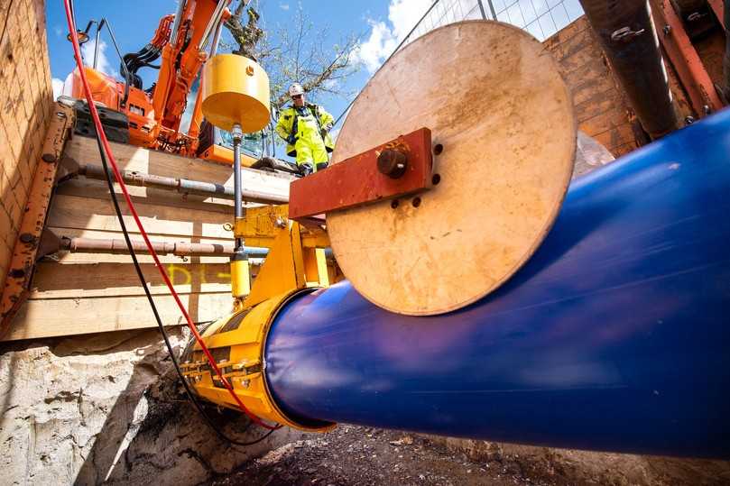 …und wird dort mittels Walzenführung von der Winde in das Altrohr eingezogen. | Foto: D&S …und wird dort mittels Walzenführung von der Winde in das Altrohr eingezogen. | Foto: D&S
