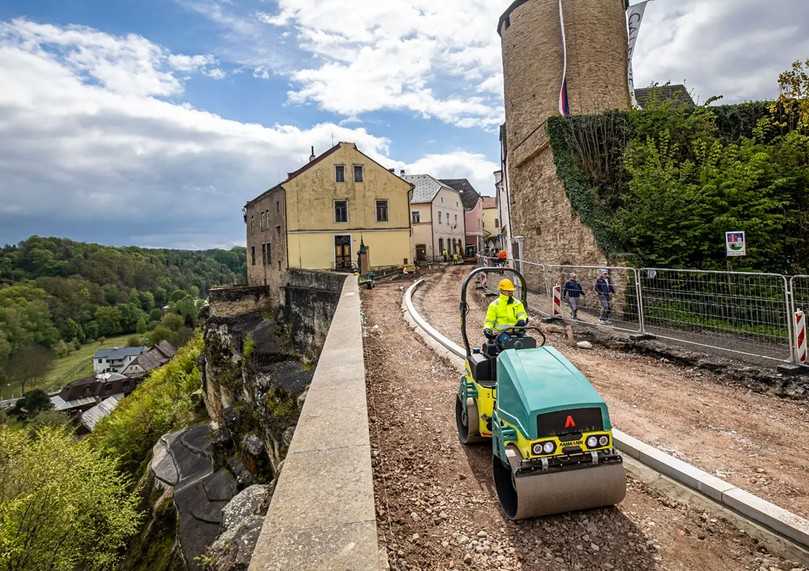 Die vollelektrische Tandemwalze eARX 26-2 verdichtet emissionsfrei und geräuscharm. | Foto: Ammann Die vollelektrische Tandemwalze eARX 26-2 verdichtet emissionsfrei und geräuscharm. | Foto: Ammann
