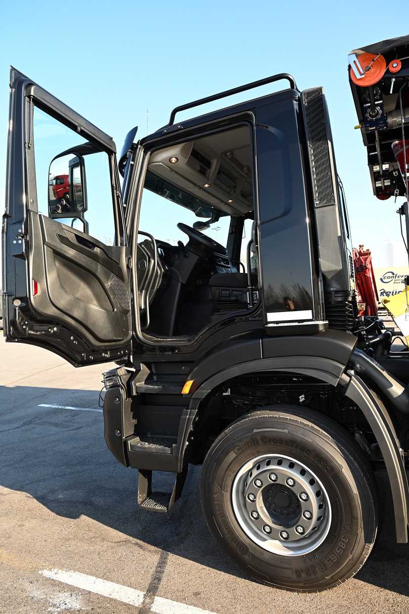 Zur Kontrolle der Ladefläche sind Außentrittstufe und Haltebügel am Active Day-Fahrerhaus montiert. | Foto: QUATEX