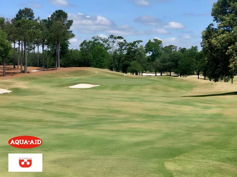 Vorher ist der Rasen blasser: Die Wirkung der Wetting Agents OARS HS und PS ist auch an der Farbintensität erkennbar. | Foto: AquaAid Europe Vorher ist der Rasen blasser: Die Wirkung der Wetting Agents OARS HS und PS ist auch an der Farbintensität erkennbar. | Foto: AquaAid Europe