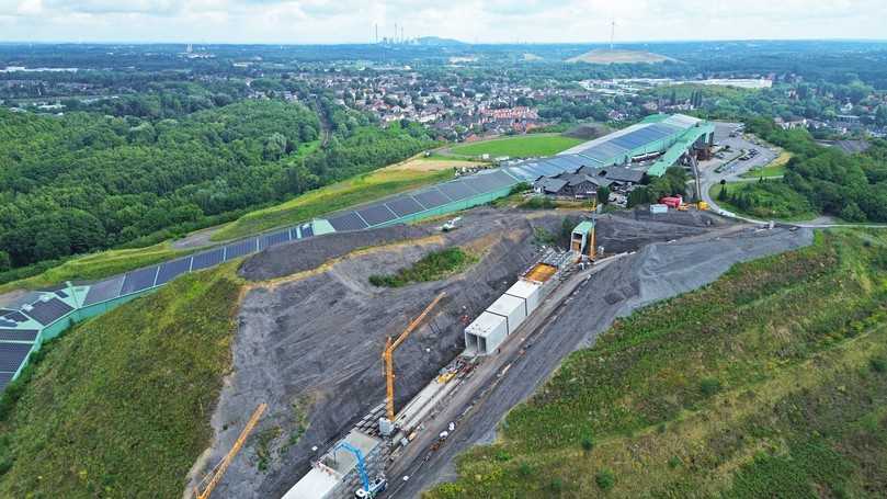 Spektakuläres Bauprojekt am Alpincenter Bottrop: Auf der ehemaligen Abraumhalde eines Steinkohlebergbaus entsteht der Lifttunnel. | Foto: Ringer