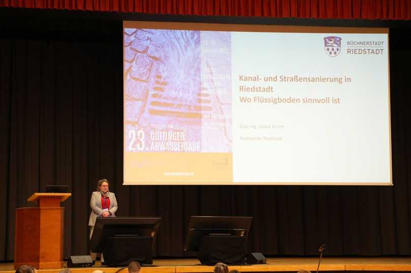 Saskia Kirsch, Stadtwerke Riedstadt, hielt ihren Vortrag über Flüssigboden am Beispiel von Sanierungsprojekten in Riedstadt. | Foto: TAH Saskia Kirsch, Stadtwerke Riedstadt, hielt ihren Vortrag über Flüssigboden am Beispiel von Sanierungsprojekten in Riedstadt. | Foto: TAH