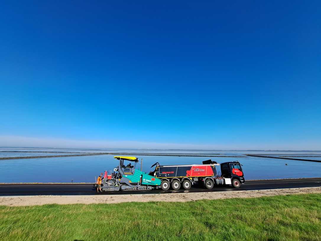 Wiederverwendung von Asphalt bei starker Neigung und mit Abschiebetechnik Wiederverwendung von Asphalt bei starker Neigung und mit Abschiebetechnik