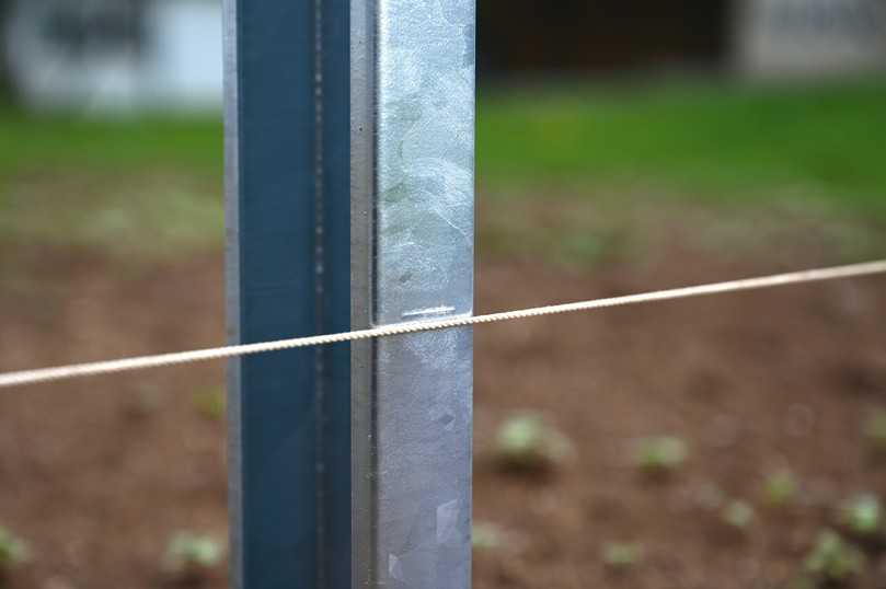 An den Versetzmarkierungen werden die Pfosten mittels Richtschnur exakt ausgerichtet. | Foto: Schraubfrei An den Versetzmarkierungen werden die Pfosten mittels Richtschnur exakt ausgerichtet. | Foto: Schraubfrei