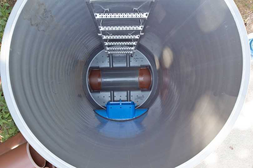 Zwei Kanäle, ein platzsparendes Schachtbauwerk: In Ansbach wird im DWCor-Kombischacht in dem offenen Gerinne Schmutzwasser geführt, während Fremdwasser durch ein seitliches HS-Kanalrohr fließt – hier mit HS-Laser- und Reinigungsöffnung ausgestattet. | Foto: Funke Kunststoffe