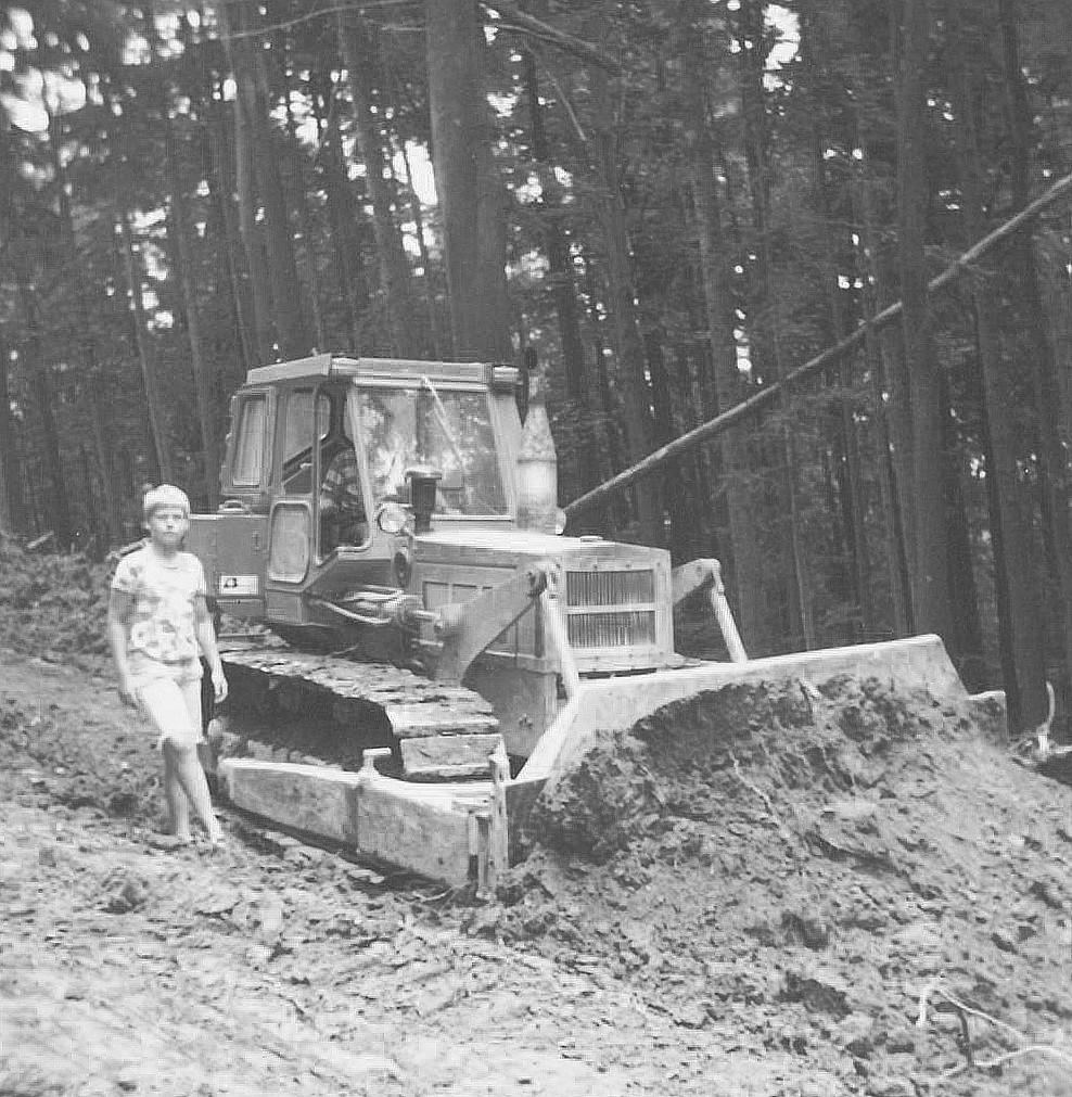 Der heutige Geschäftsführer Günter Holp neben der Raupe seines Vaters | Foto: Holp GmbH