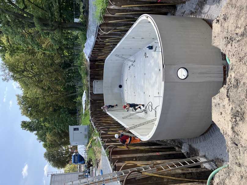 Die große Zisterne hat an der Vorderseite ihren Zulauf, am hinteren Ende ist das Pumpwerk zu sehen. | Foto: Mall