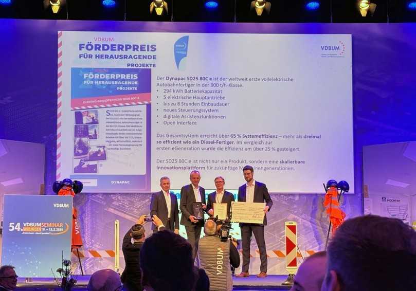 Für den vollelektrische Großasphaltfertiger SD25 80C e hat Dynapac den VDBUM-Förderpreis 2026 erhalten (3. v. r. Marten Buse). | Foto: Dynapac