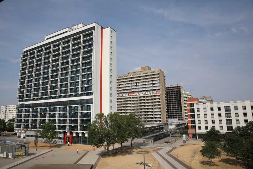 Als eine von fünf Hochhausscheiben prägt die Scheibe C die Silhouette von Halle-Neustadt. Nach über 20 Jahren Leerstand wird das Gebäude jetzt zum Studentenwohnheim umgebaut. | Foto: Schöck Bauteile GmbH Als eine von fünf Hochhausscheiben prägt die Scheibe C die Silhouette von Halle-Neustadt. Nach über 20 Jahren Leerstand wird das Gebäude jetzt zum Studentenwohnheim umgebaut. | Foto: Schöck Bauteile GmbH