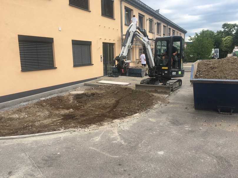 Dank Rototop ist das Arbeiten bis ganz dicht an Wände und Gebäude heran kein Problem. | Foto: Holp