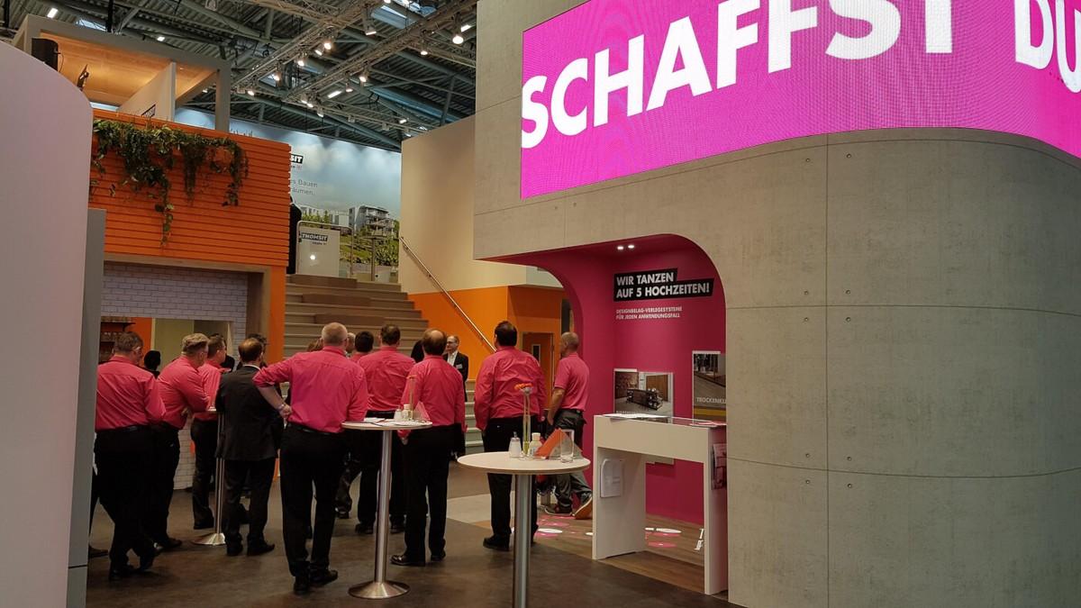 Teambesprechung bei Thomsit: Im Fokus der PCI-Marke stehen fünf Systemlösungen für die Bodenverleger.