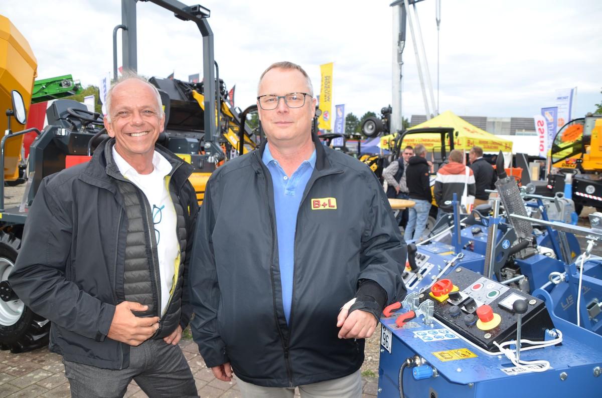 Mobiles Versetzen von Lasten auf der Baustelle ist ihr großes Thema: Heiko Hinsch (links), Verkaufsleiter bei Behrens + Lüneburger Baumaschinen (B+L), und Geschäftsführer Martin Lohrs präsentieren  unter anderem Teleskoplader mit einer Hubhöhe bis zu 30 Meter. | Foto: B_I/Budde