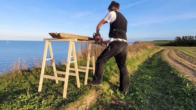 Zimmerer Cord Jürgensen hat Erfahrung mit dem Barfußlaufen in der Freizeit - für die Baustelle suchte er lang nach einem adäquaten S3-Schuh. | Foto: bb Zimmerer Cord Jürgensen hat Erfahrung mit dem Barfußlaufen in der Freizeit - für die Baustelle suchte er lang nach einem adäquaten S3-Schuh. | Foto: bb