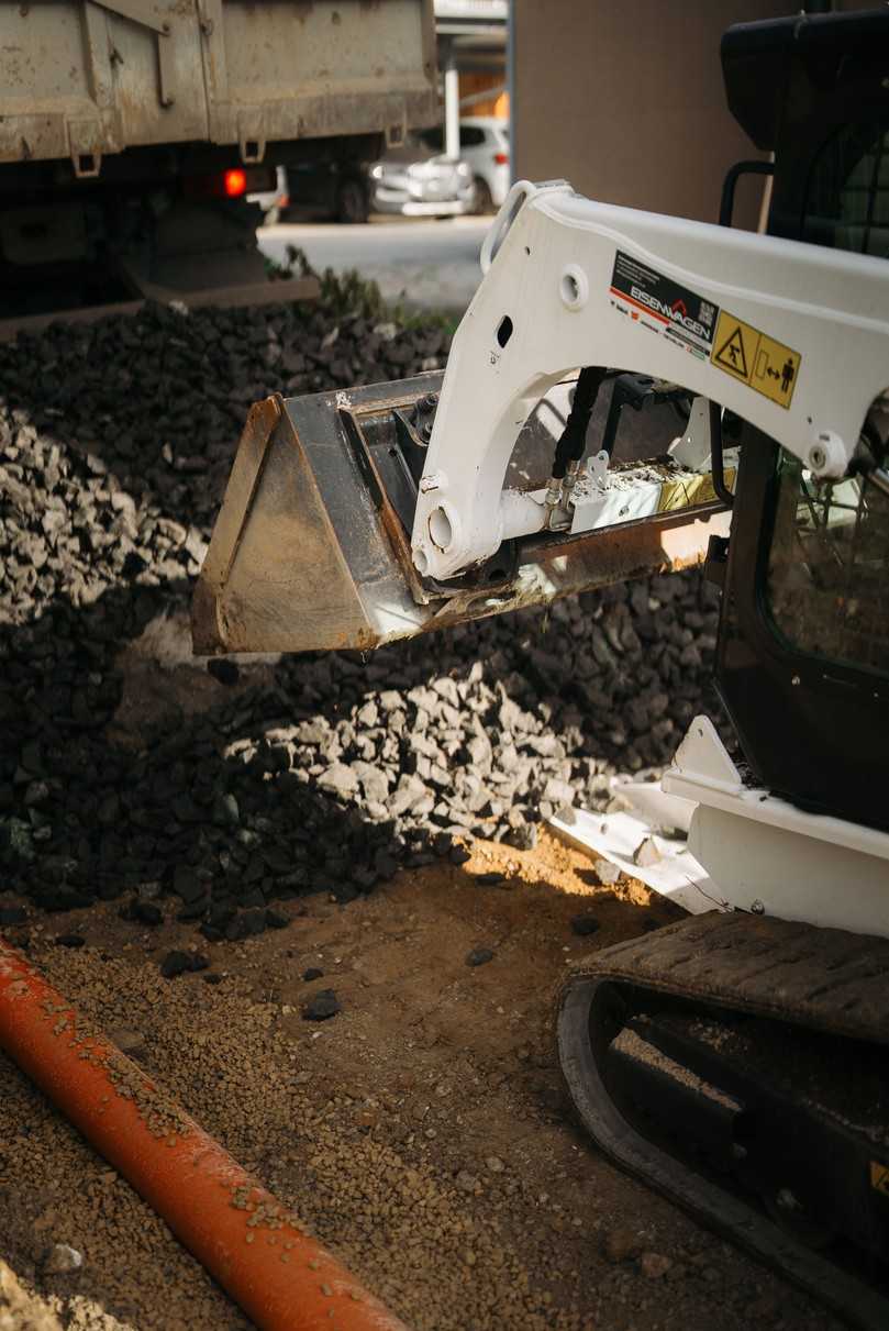 Die Schwimmfunktion im Einsatz: Mit dem Eigengewicht der Schaufel lässt sich der Schotter wie mit einem Rechen optimal verteilen. | Foto: Lisa Reiter Die Schwimmfunktion im Einsatz: Mit dem Eigengewicht der Schaufel lässt sich der Schotter wie mit einem Rechen optimal verteilen. | Foto: Lisa Reiter