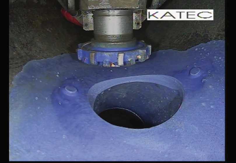 Mit robotergestützter Frästechnik von Pipetronics wird der Stutzen präzise gefräst, Sielhaut entfernt und der Untergrund gezielt vorbereitet. | Foto: Katec Kanaltechnik