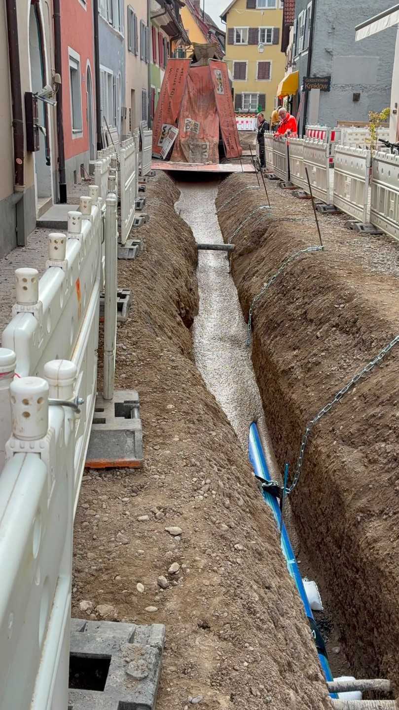 Die neuen Leitungssystem werden mit Flüssigboden nach RAL-Gütezeichen 507 im Boden verankert. Flüssigboden umschließt die Rohre nahtlos und verdichtet sich von selbst. | Foto: Oskar Vogel Straßenbau