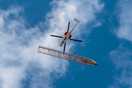 Helikopter fliegt Spezialkran von Liebherr aufs Dach
