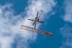 Helikopter fliegt Spezialkran von Liebherr aufs Dach