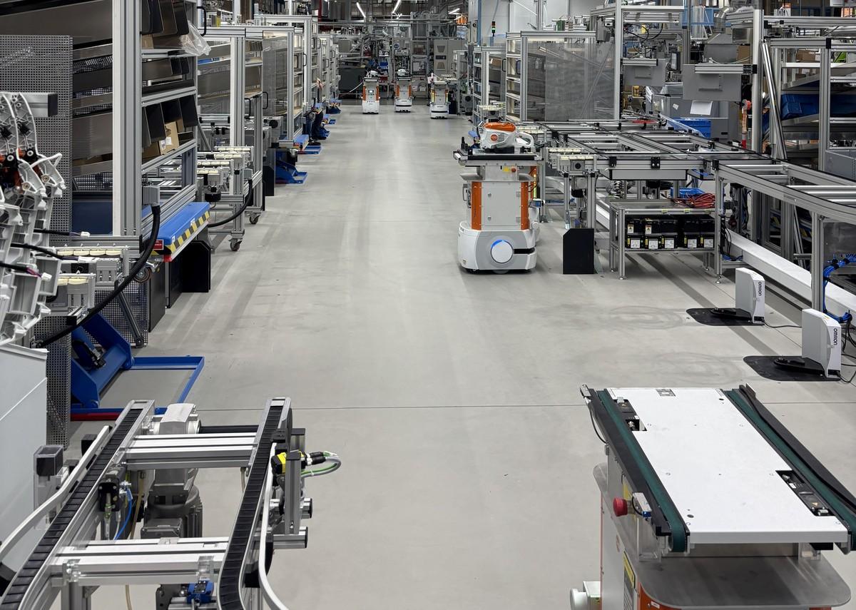 Die neue Matrixproduktion bei Stihl steht für ein flexibles, modulares Fertigungskonzept, das starre Produktionslinien durch dynamisch vernetzte Fertigungsstationen ersetzt. | Foto: Stihl