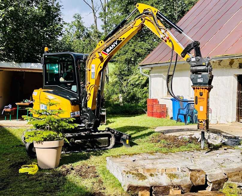 Mit einem vielseitigen Werkzeugpaket für den Minibagger wurden schon mehrere Projekte auf dem Bauernhof umgesetzt. | Foto: Sany
