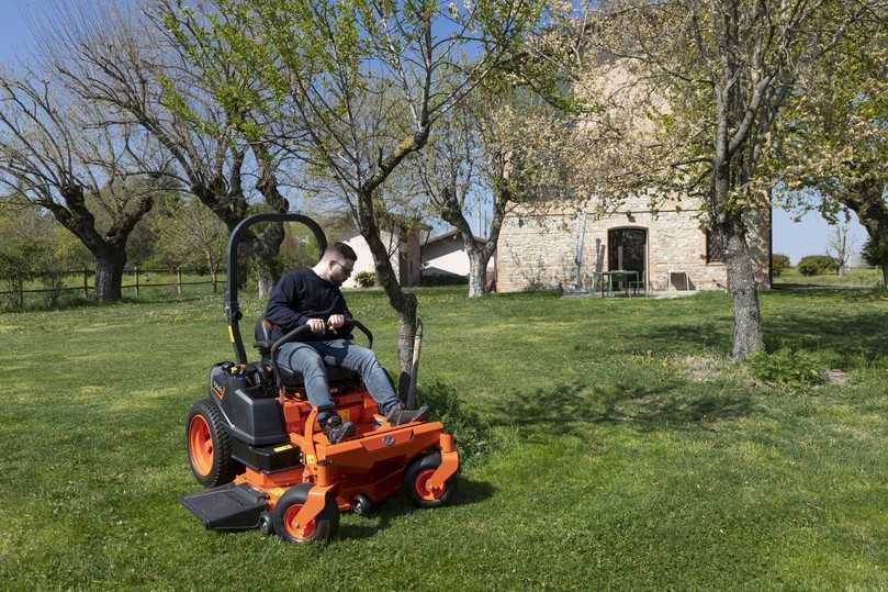 Die Fahrhebel sind bequem zu bedienen und reagieren schnell auf die aktuellen Einsatzanforderungen. Der Mäher bietet ein hervorragendes Reaktionsverhalten bei Hindernismanövern. | Foto: Kubota Die Fahrhebel sind bequem zu bedienen und reagieren schnell auf die aktuellen Einsatzanforderungen. Der Mäher bietet ein hervorragendes Reaktionsverhalten bei Hindernismanövern. | Foto: Kubota