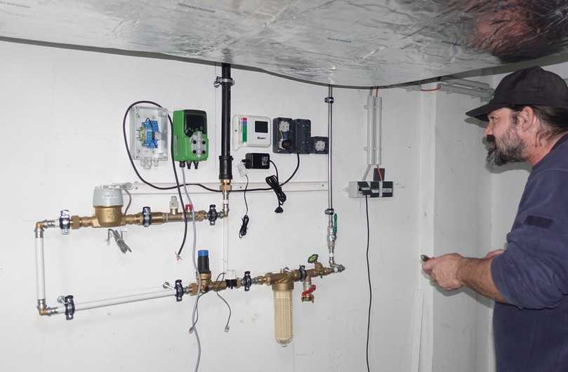 Automatische Bewässerungsanlage mit Düngemittel-Dosierpumpe zur Versorgung des Pflanztrogs im Treppenhaus. Die Anlage ist ein Teil der Regenwassertechnik im UG des Gebäudes mit separatem Verteilnetz, aus dem auch die Toilettenspülungen im Gebäude versorgt werden. | Foto: König