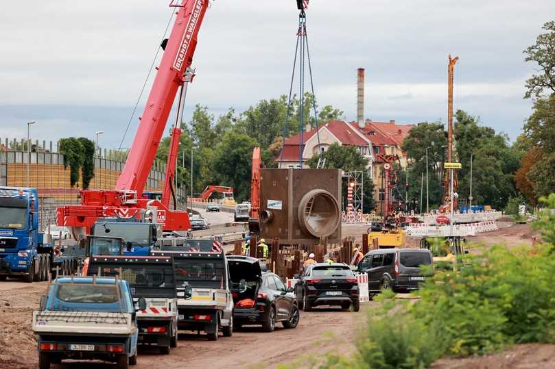 Millimeterarbeit am Haken: Ein komplexes Rechteckbauwerk aus Polymerbeton schwebt über der Baugrube am Editharing. | Foto: Meyer-Polycrete