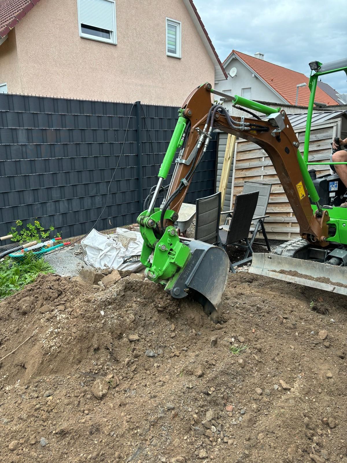 Im Erdbau muss das Team oft „von sich weg“ arbeiten, das funktioniert mit Rototop einfach. | Foto: Holp