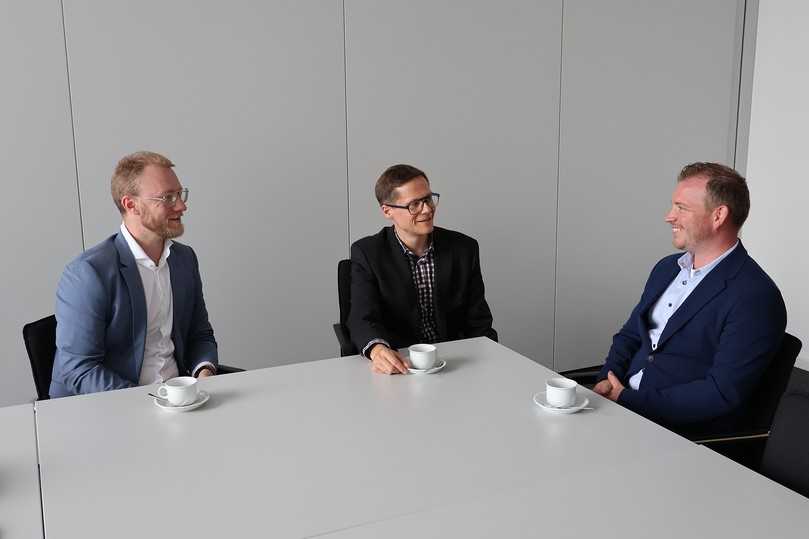 Christian Funke, kaufmännischer Geschäftsführer, Dr. Tobias Westhues, Team Produktmanagement/-entwicklung und Matthias Funke, technischer Geschäftsführer (v.l.n.r.) sprechen über die Anfänge und wesentlichen Entwicklungsschritte des HS-Kanalrohrsystems. | Foto: Funke Kunststoffe Christian Funke, kaufmännischer Geschäftsführer, Dr. Tobias Westhues, Team Produktmanagement/-entwicklung und Matthias Funke, technischer Geschäftsführer (v.l.n.r.) sprechen über die Anfänge und wesentlichen Entwicklungsschritte des HS-Kanalrohrsystems. | Foto: Funke Kunststoffe