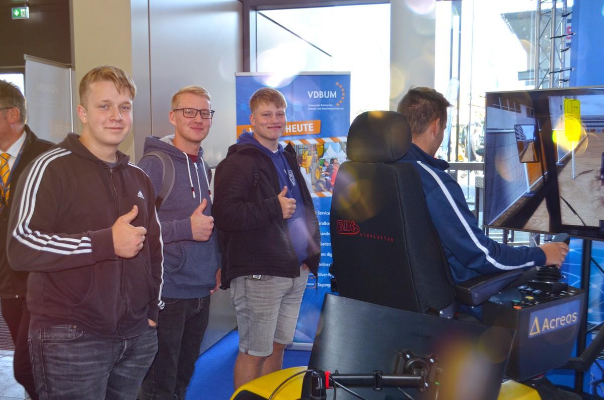 Daumen hoch: In vier Regionalmeisterschaften qualifizieren sich die besten Azubis für die Finalrunde beim 52. VDBUM-Großseminar in Willingen. | Foto: VDBUM Daumen hoch: In vier Regionalmeisterschaften qualifizieren sich die besten Azubis für die Finalrunde beim 52. VDBUM-Großseminar in Willingen. | Foto: VDBUM