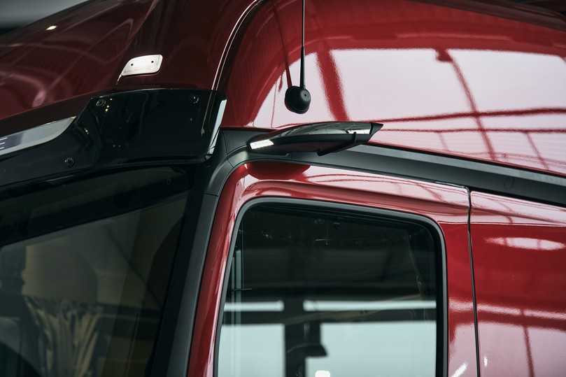 Die kürzeren Kameraarme der Mirror-Cam auf beiden Seiten sollen das Rückwärtsfahren geradeaus erleichtern. | Foto: Mercedes-Benz Trucks Die kürzeren Kameraarme der Mirror-Cam auf beiden Seiten sollen das Rückwärtsfahren geradeaus erleichtern. | Foto: Mercedes-Benz Trucks