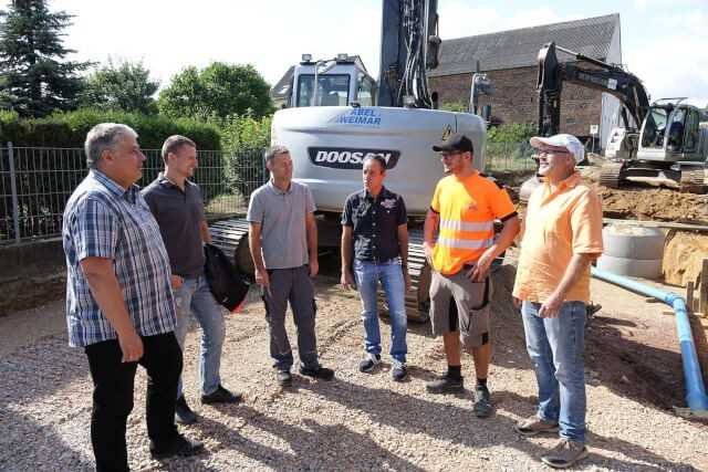 Bei der Baubesprechung vor Ort (v.l.): Technischer Werkleiter Andreas Meyer (Verbandsgemeindewerke Aar-Einrich), Fasel-Fachberater Christopher Wusch, Abwassermeister Jens Kalkofen (Aar), Abwassermeister Mark Christ (Einrich), Polier Nicolas Sturm (Abel & Weimar), Kfm. Werkleiter Michael Irrgang (Verbandsgemeindewerke Aar-Einrich) | Foto: Gebr. Fasel Betonwerk GmbH