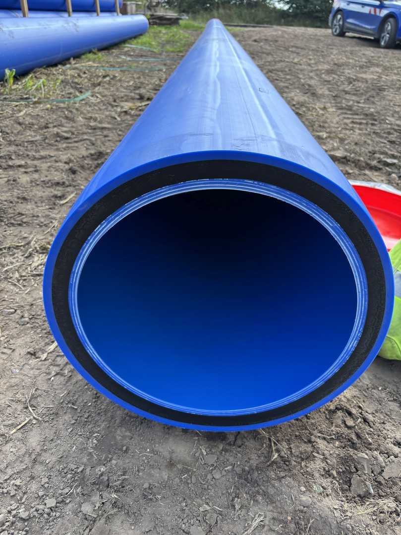 Das koextrudierte Drei-Schicht-Druckrohr TSDOQ aus PE 100-RC ist für den Einsatz von grabenlosen Verlegeverfahren und extremen Bettungsverhältnissen geeignet. | Foto: Wavin