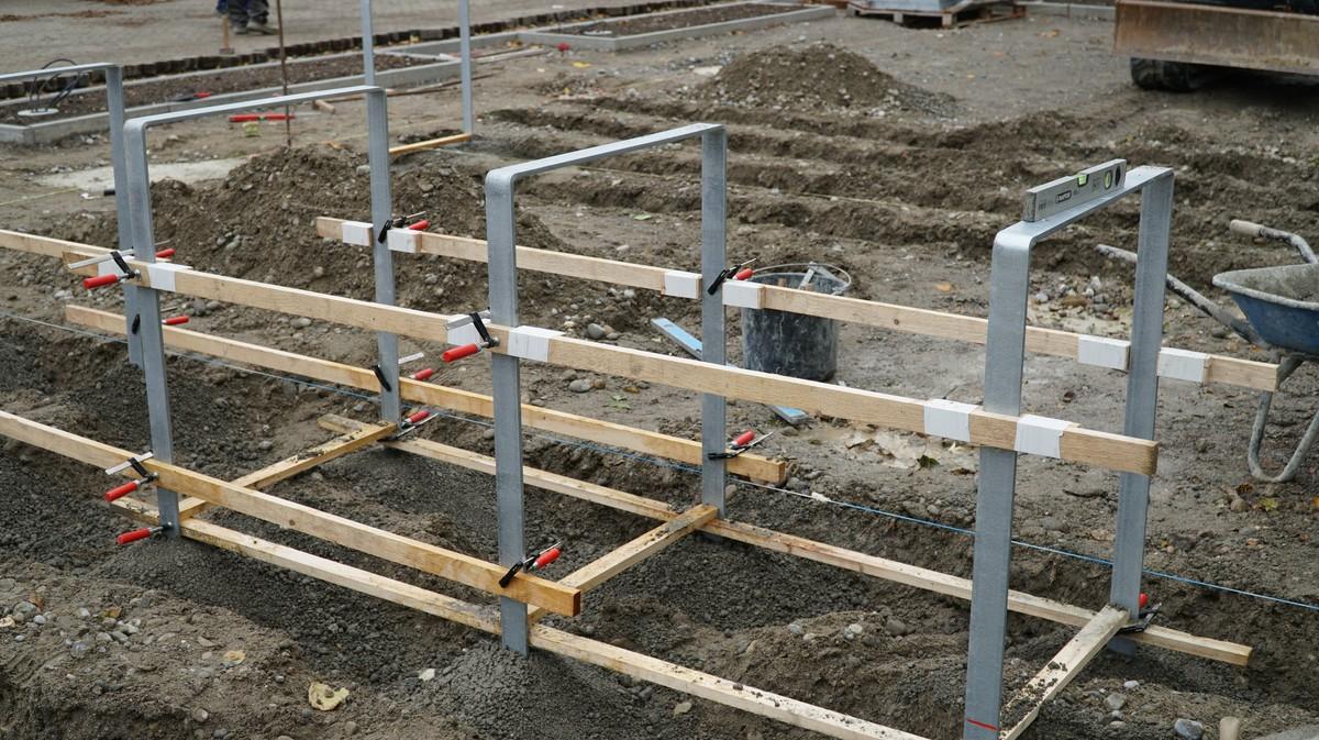 Gewusst wie - man hat sich einfache, aber wirkungsvolle Hilfsmittel gebaut als Abstandshalter. | Foto: Schöppler/Mahrholdt