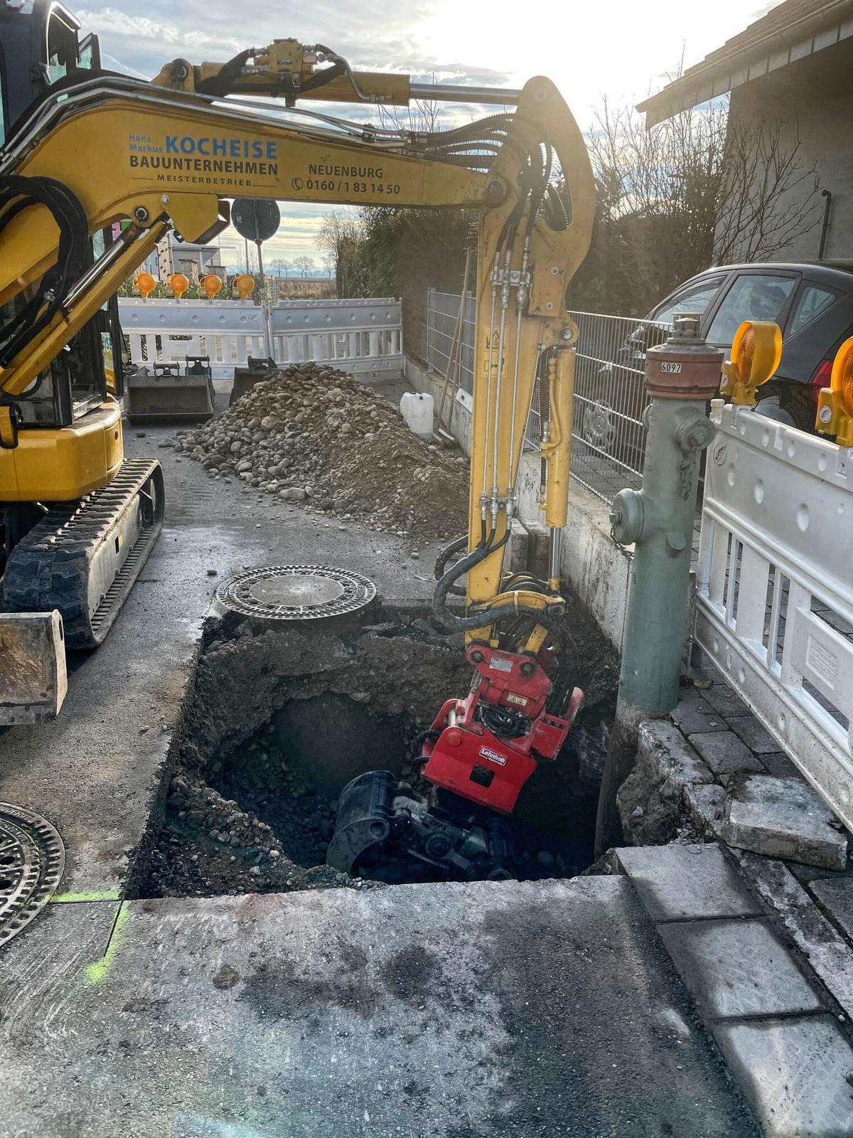 Ein typischer Einsatz für den Bauunternehmer: Vorbereitende Arbeiten für den Austausch eines Überflurhydranten. | Foto: Markus Kocheise
