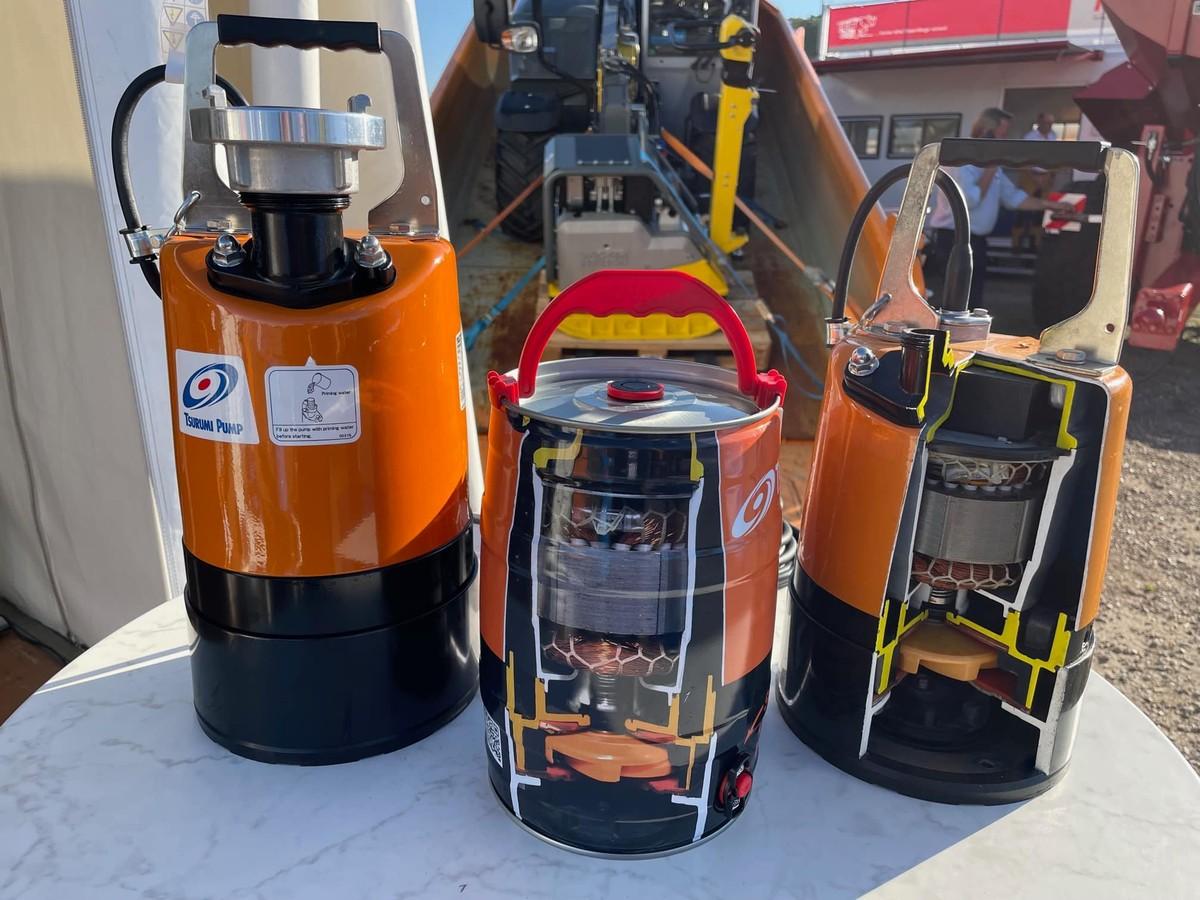 Bei Tsurumi konnten aufmerksame Messebesucher ein ganz besonderes Exponat erspähen. Der Größenvergleich zum 5-Liter-Partyfass zeigt, wie kompakt die modernen Universalpumpen der Japaner sind. Bei der LSC1.4S reichen 26 cm Gehäusehöhe, um Schmutzwasser mit 170 l/min zu verpumpen. | Foto: Tsurumi